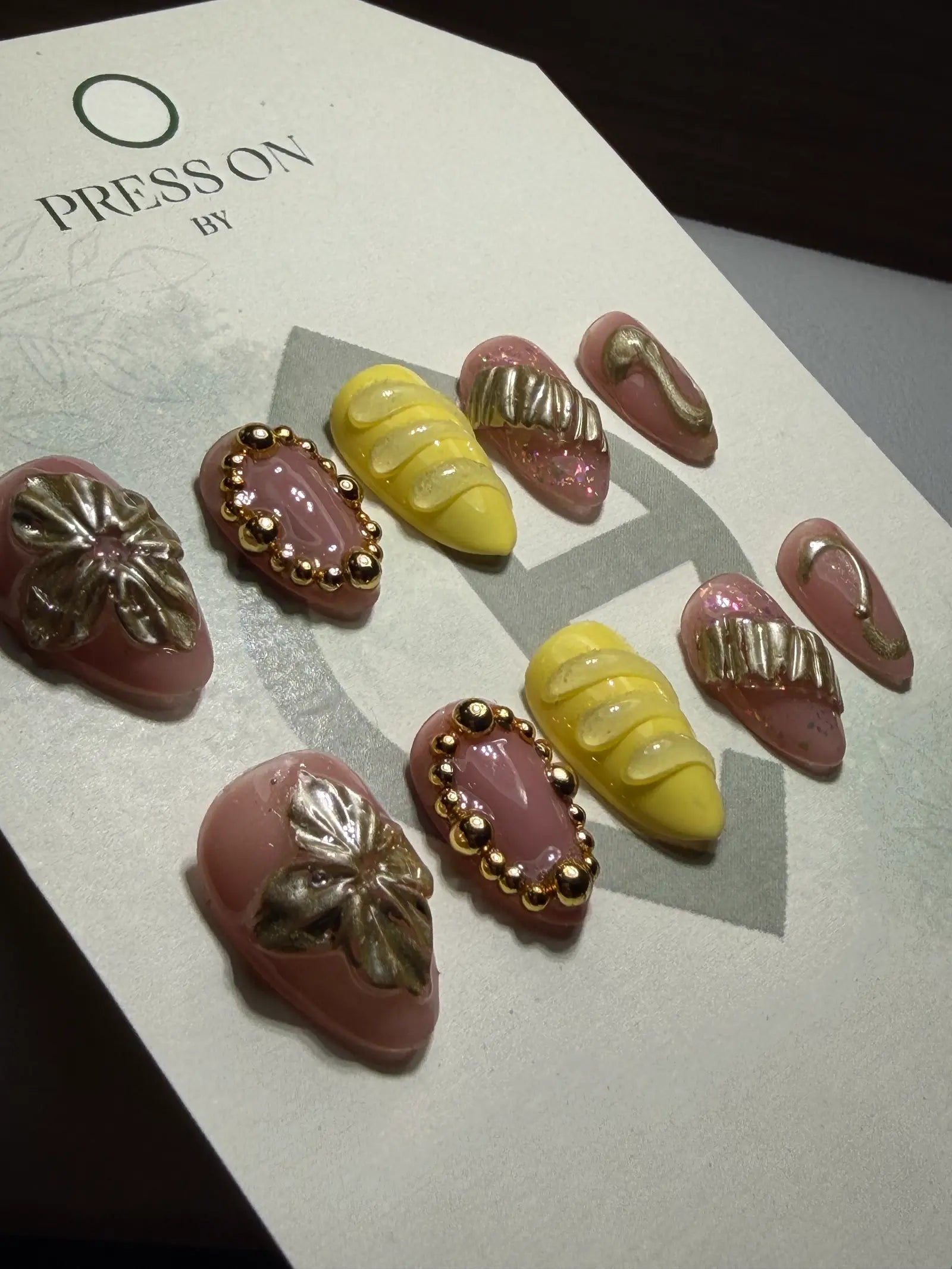 Uñas Press On Color Crema con Detalles Dorados | Diseño Clásico
