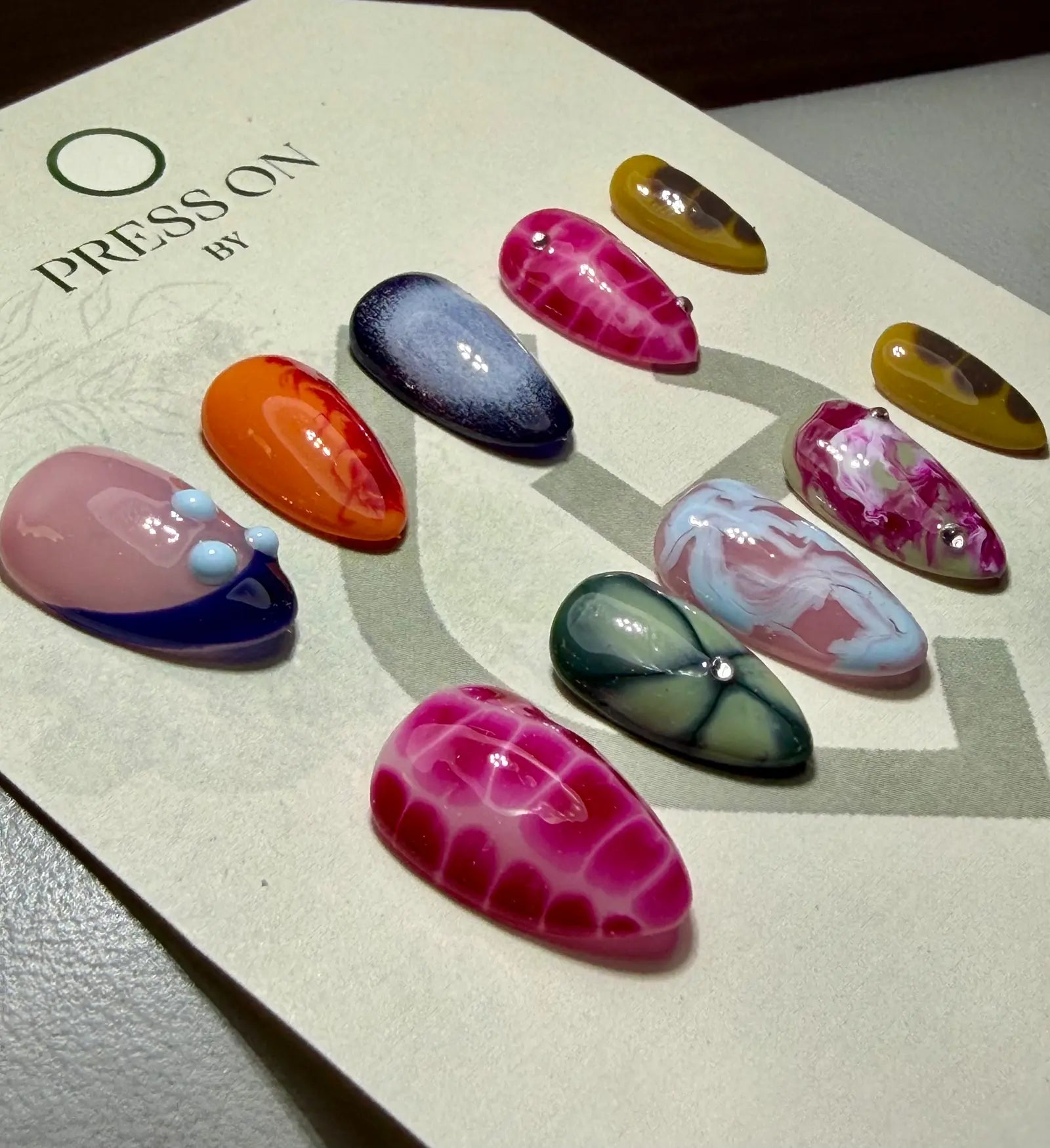 Uñas Press On Florales Veraniegas | Diseños Coloridos en Naranja, Azul, Verde y Rosa