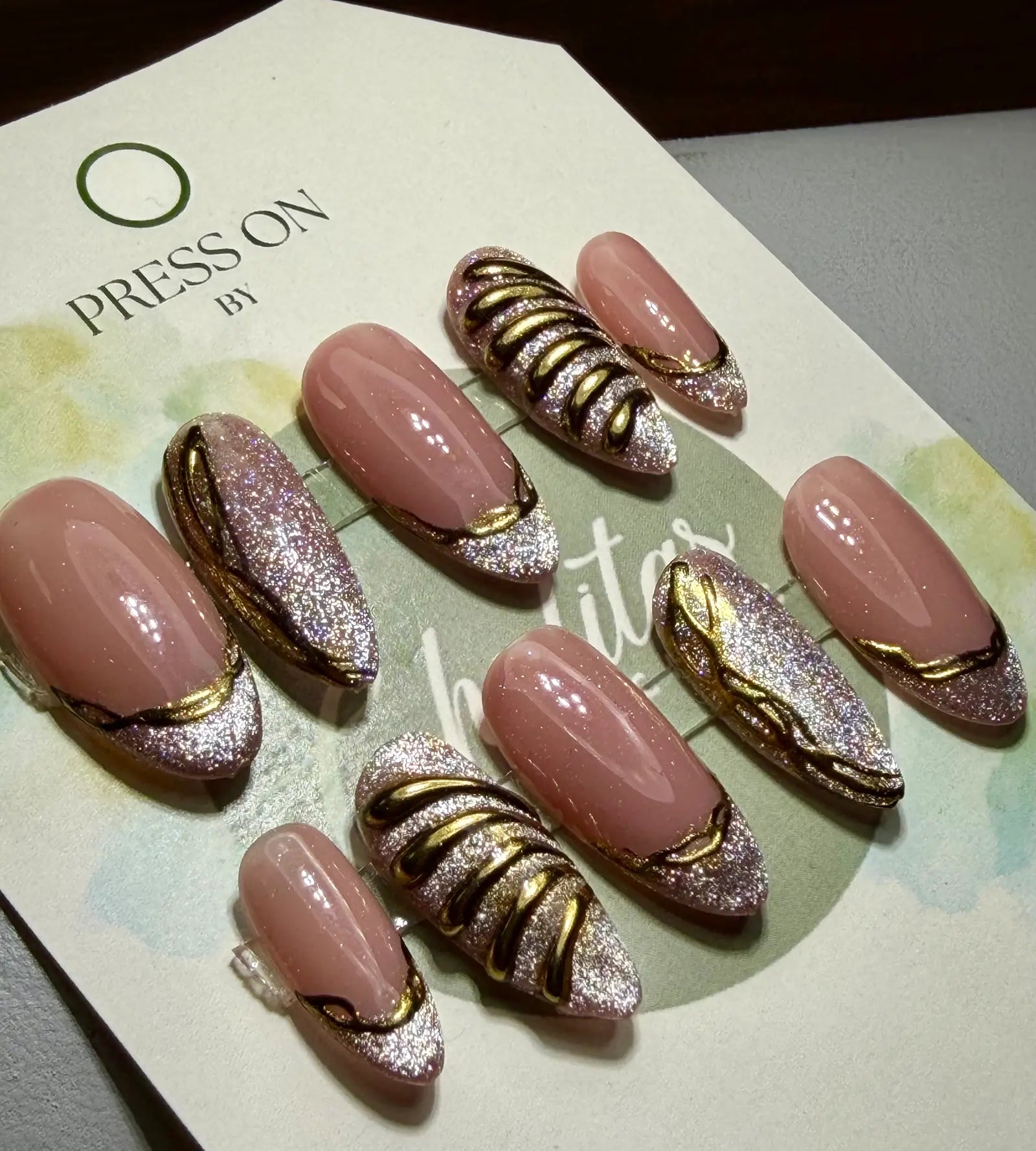 Uñas Press On Crema y Plateado Brillante con Detalles Dorados 3D | Diseño Clásico